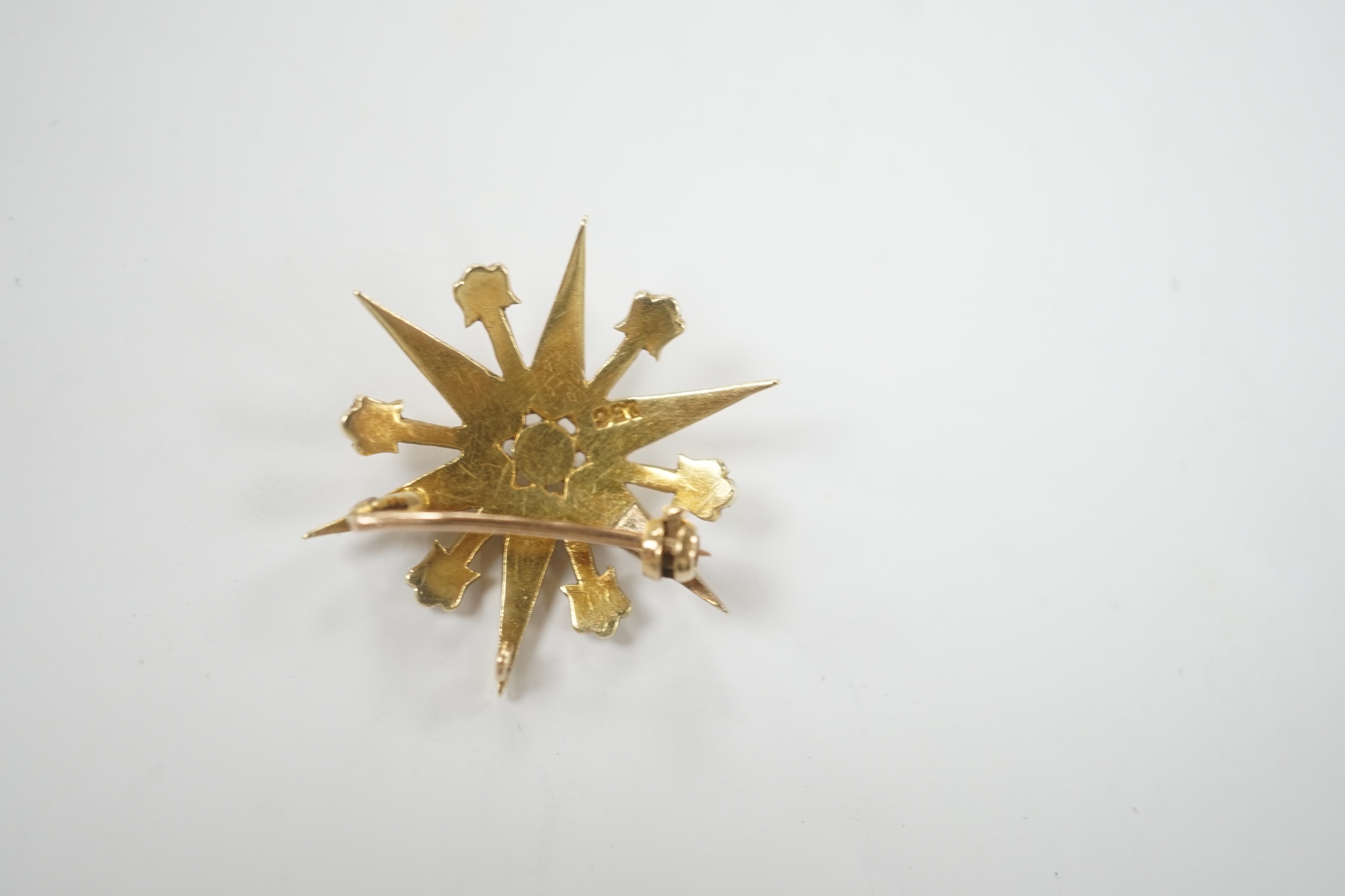 An Edwardian 15ct and split pearl cluster set starburst brooch, 29mm, gross weight 5.5 grams.